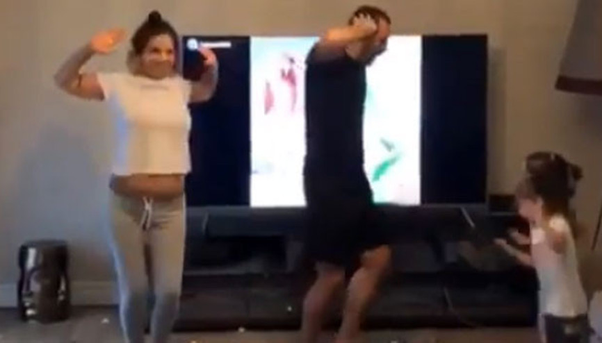 Demet Akalın ve Okan Kurt modaya uydu Uzay dansı halaya döndü