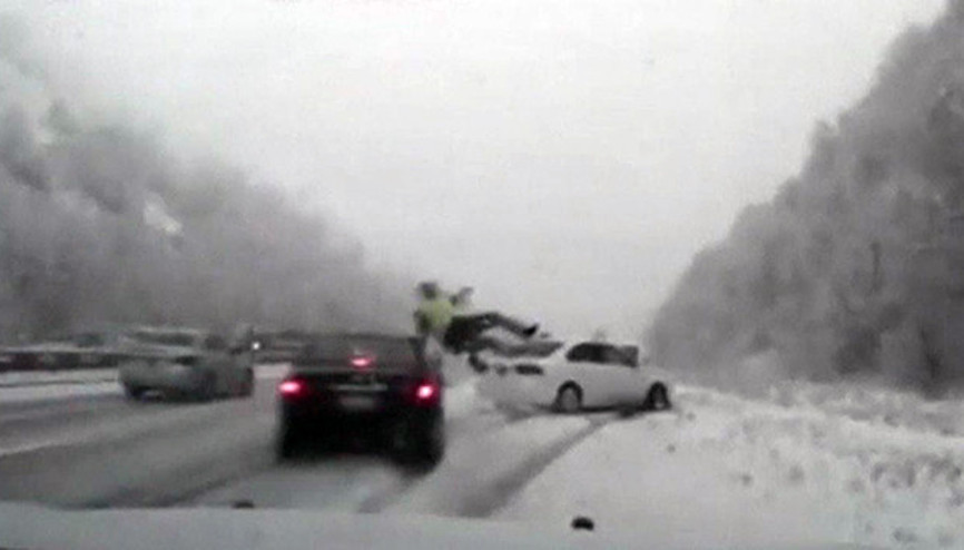 Kontrolden çıkan araç polisi havaya fırlattı