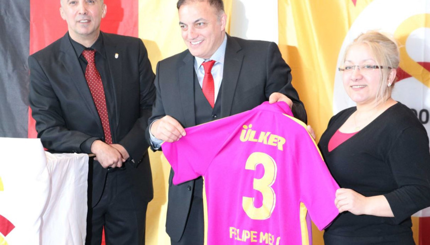 Melonun terli ve imzalı forması ölen gazetecinin oğluna verildi