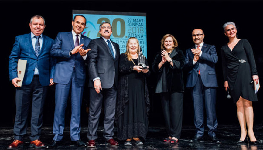 Adanada tiyatro meşalesi yandı Adanada tiyatro meşalesi yandı