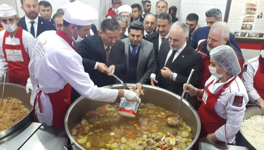 Vali Topaca aş dağıttı