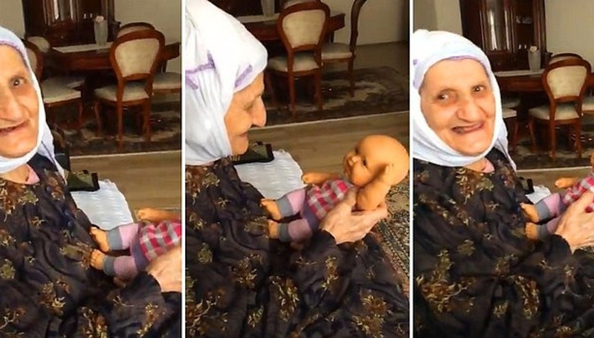 Oyuncak bebeği gerçek zanneden dünyalar tatlısı nine