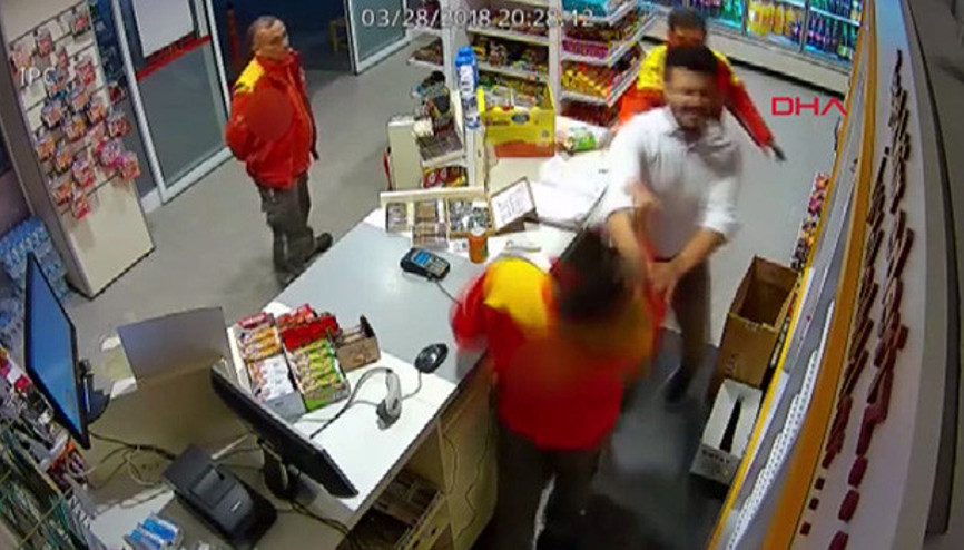 Kendisini avukat olarak tanıtan kişi, Cips fiyatını pahalı bulunca market görevlisini tokatladı Kendisini avukat olarak tanıtan kişi, Cips fiyatını pahalı bulunca market görevlisini tokatladı