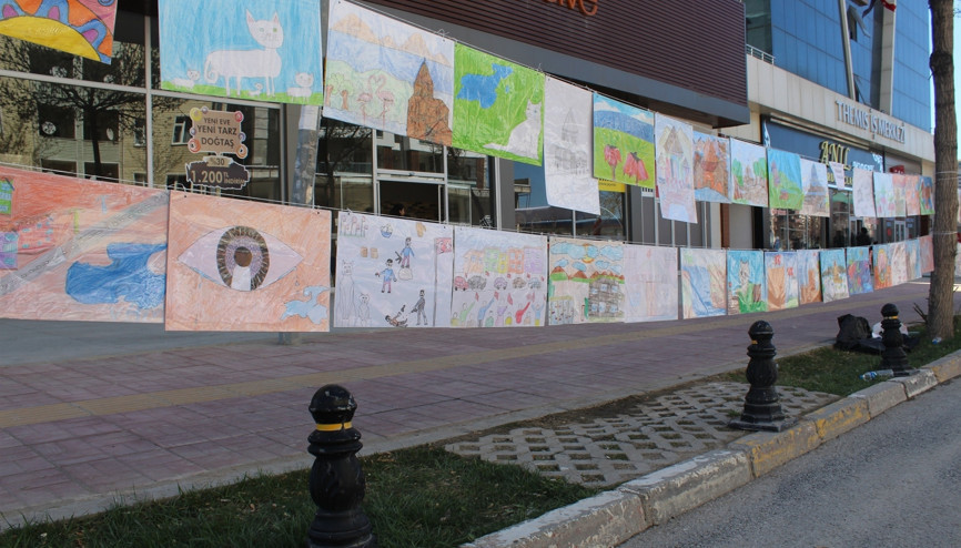 ‘11 bin çocuk, 11 bin resimle’ rekorlar kitabına girdi