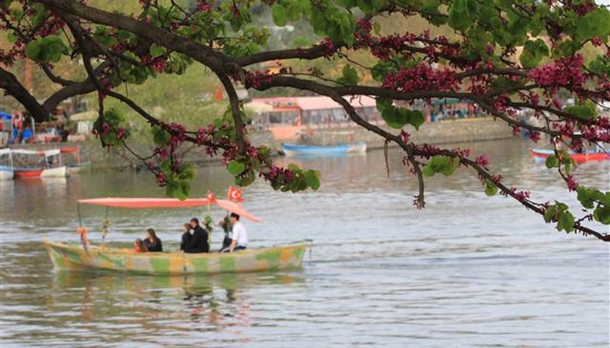 Avrupanın en güzel kasabaları arasında... Havalar ısındı, herkes oraya koştu