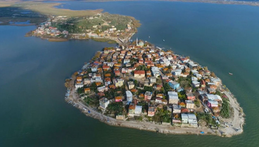 Su seviyesi yükseldi, sandallar yollara çıktı, Gölyazı havadan görüntülendi