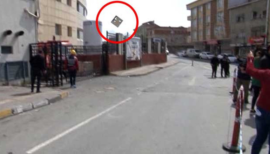 Yangın çıkan hastanede kaplama malzemeleri düştü