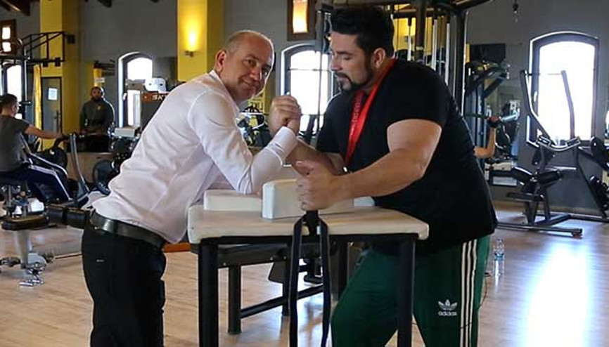 Sahnede tenor salonda herkül