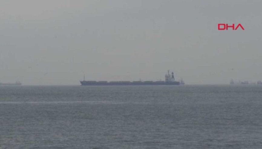 Yalıya çarpan gemi ahırkapı açıklarında bekletiliyor