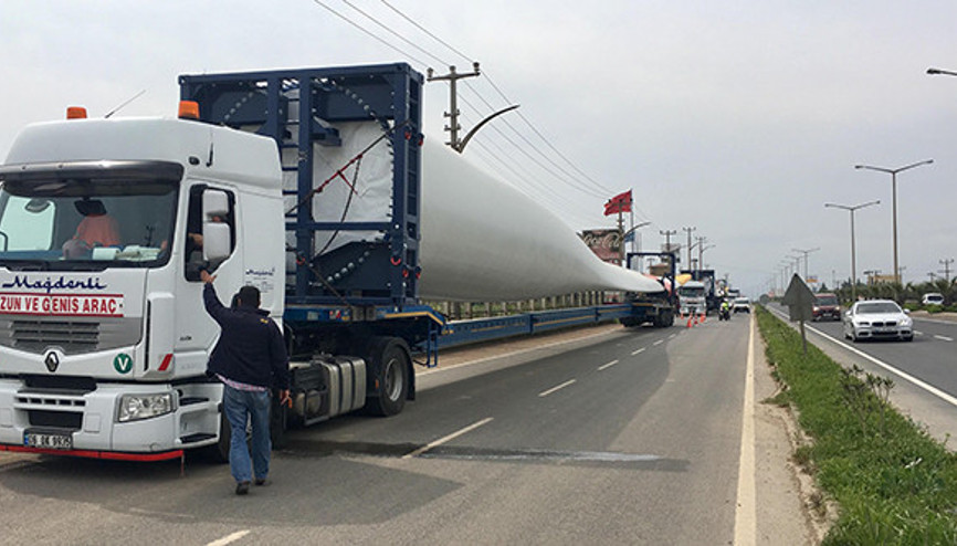 Yolda gören dönüp bir daha baktı