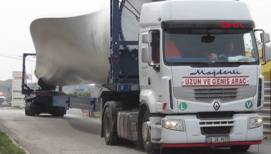 Yolda gören dönüp bir daha baktı