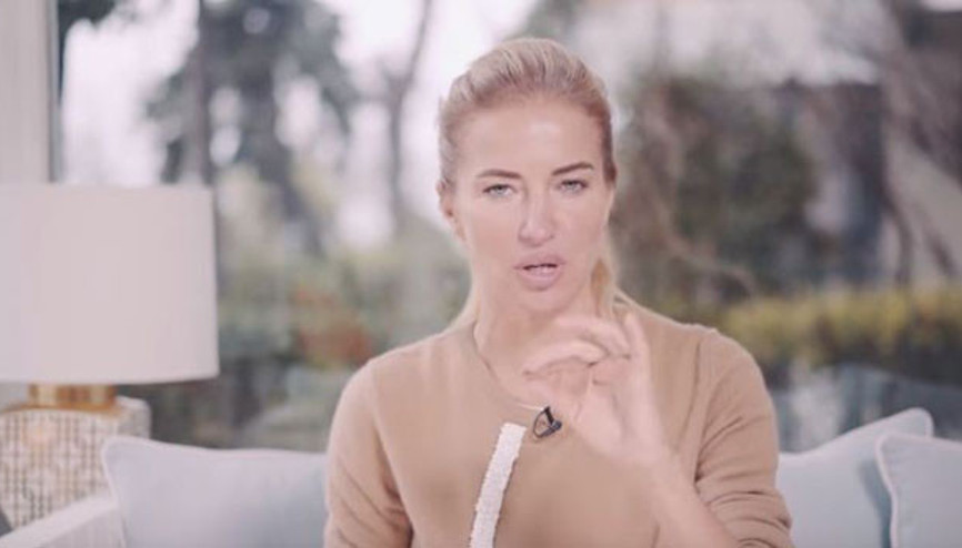 Burcu Esmersoyun Youtubedaki çantamda neler olmalı videosu sosyal medyaya damga vurdu Burcu Esmersoyun Youtubedaki çantamda neler olmalı videosu sosyal medyaya damga vurdu