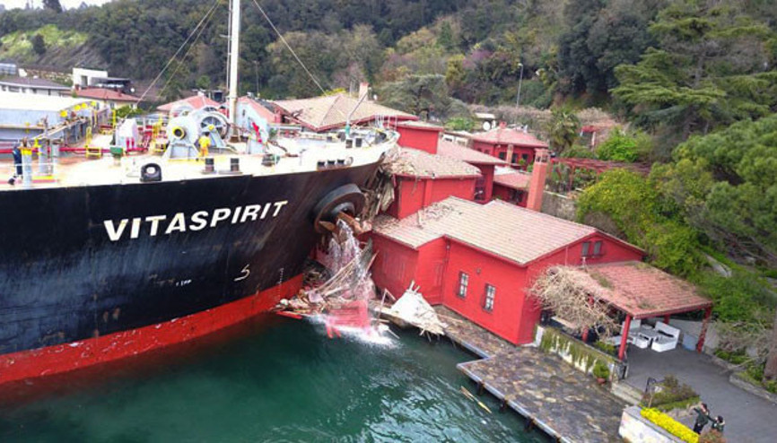 Boğazdaki yalıya çarpan geminin işletmecisinden açıklama