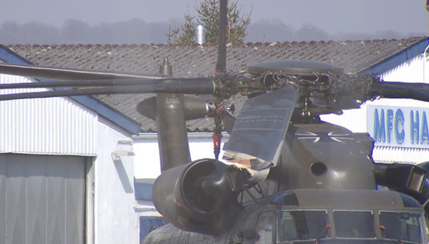 Almanya’da askeri helikopter kuleye çarptı
