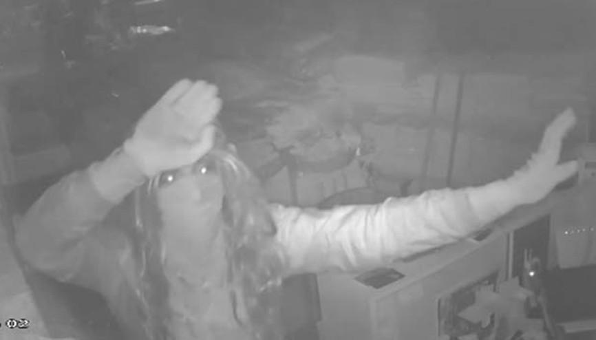 Peruklu hırsız güvenlik kameralarına göbek attı Peruklu hırsız güvenlik kameralarına göbek attı