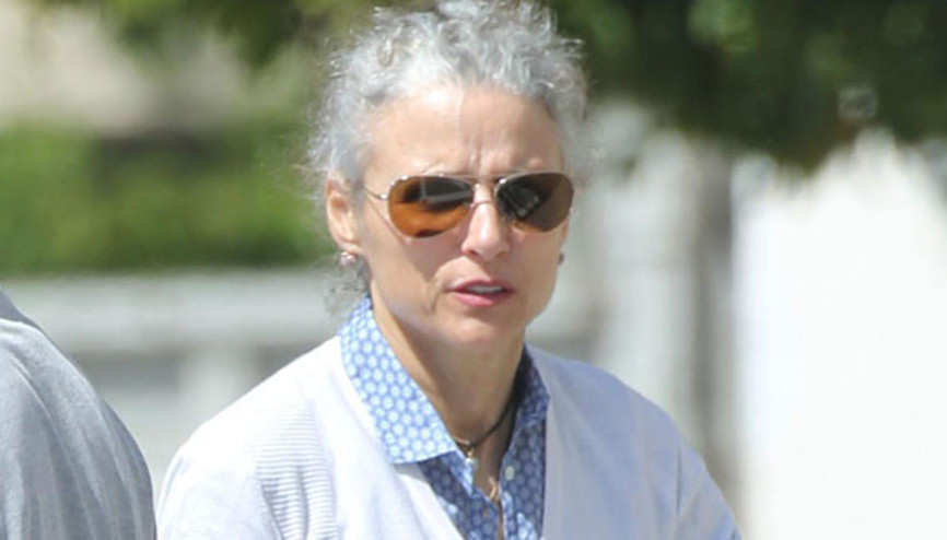 Saçlarını kendi haline bıraktı