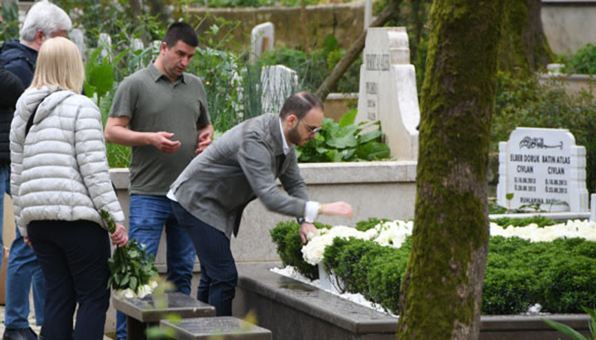 Mina Başaran’ın babaanne, babası ve nişanlısı mezarı başına geldi Mina Başaran’ın babaanne, babası ve nişanlısı mezarı başına geldi
