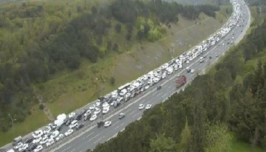 Köprü girişinde kaza... Trafik durdu