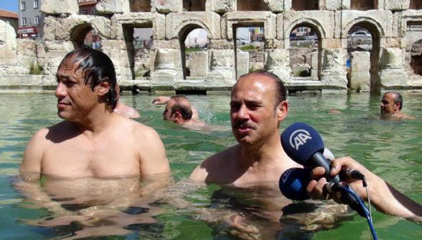 Vali tanıtım için havuzda yüzdü