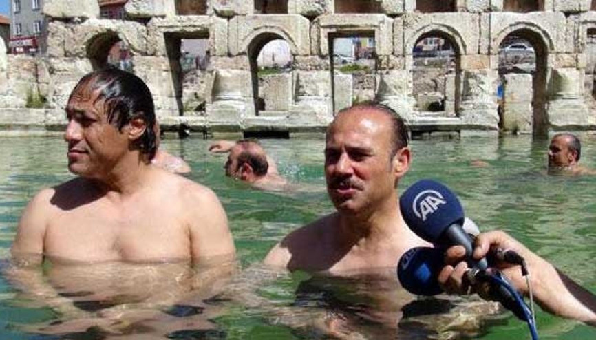 Vali tanıtım için havuzda yüzdü