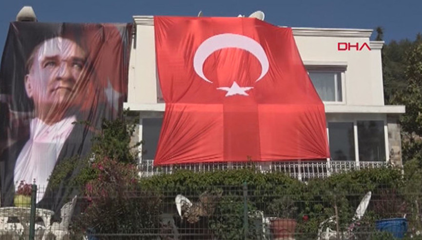 Fatma Girikten Atatürk posteri ve Türk bayraklı 23 Nisan kutlaması Fatma Girikten Atatürk posteri ve Türk bayraklı 23 Nisan kutlaması