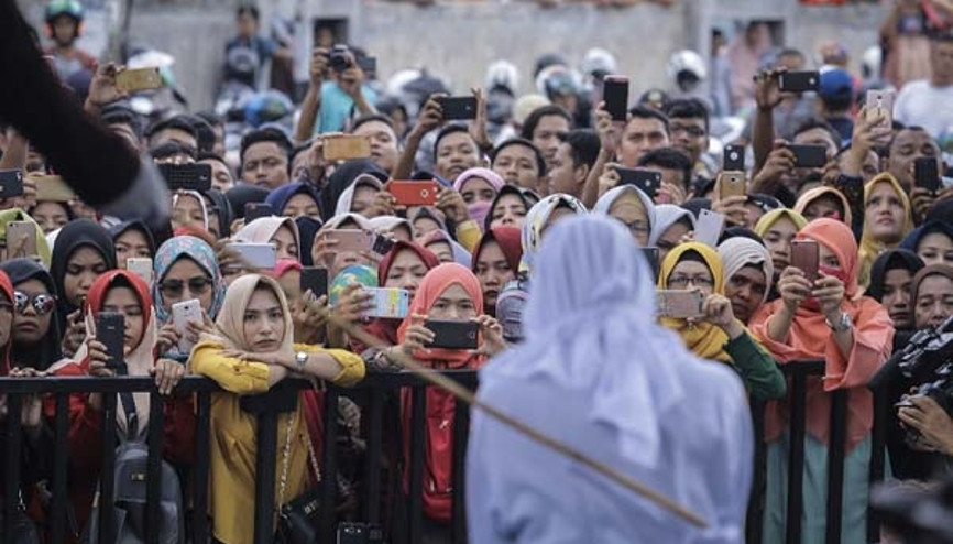 Kırbaçlanacak kadınları fotoğraflamak için yarıştılar