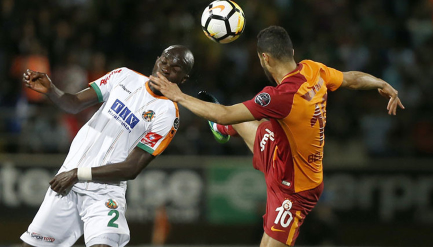 Gözden kaçan o an: İkisi de atılmalıydı...