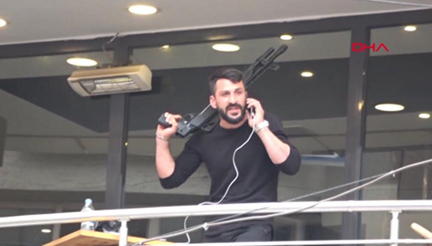 Silahla kafeteryayı bastı, Bakan aradı ikna etti