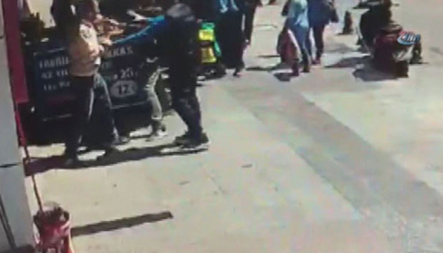 Takıntılı aşık, esnafa bardakla saldırdı