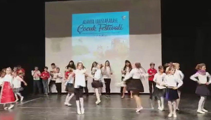 Öğrenciler kendi yörelerine ait folklor gösterilerini sundu Öğrenciler kendi yörelerine ait folklor gösterilerini sundu