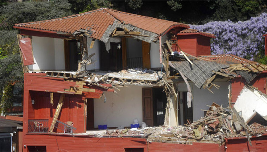 Geminin çarptığı tarihi yalının son hali... Tüm eşyalar tahliye edildi