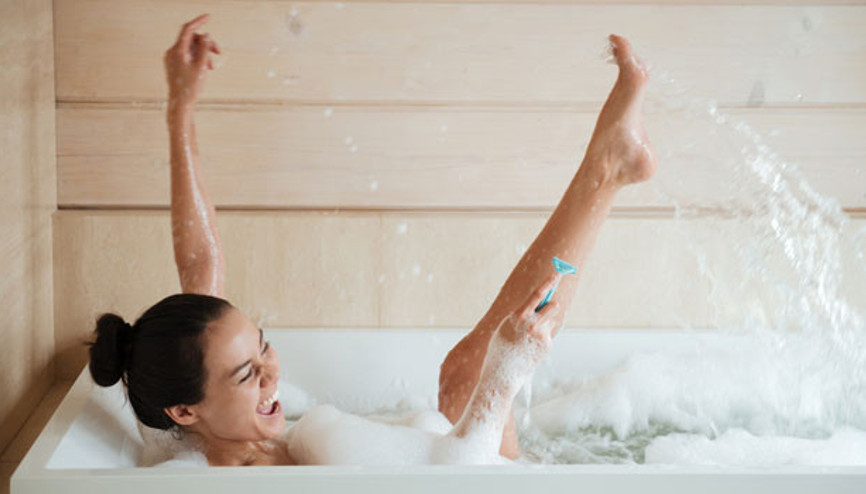 Bacaklarınızı jiletlerken yaptığınız 5 hata Bacaklarınızı jiletlerken yaptığınız 5 hata