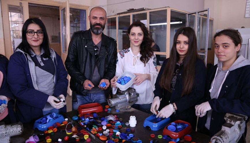 Ünlü oyuncular sokak hayvanları için mama kabı yaptılar