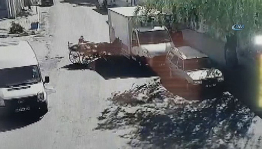 Virajı alamayan at arabası park halindeki kamyonete çarptı