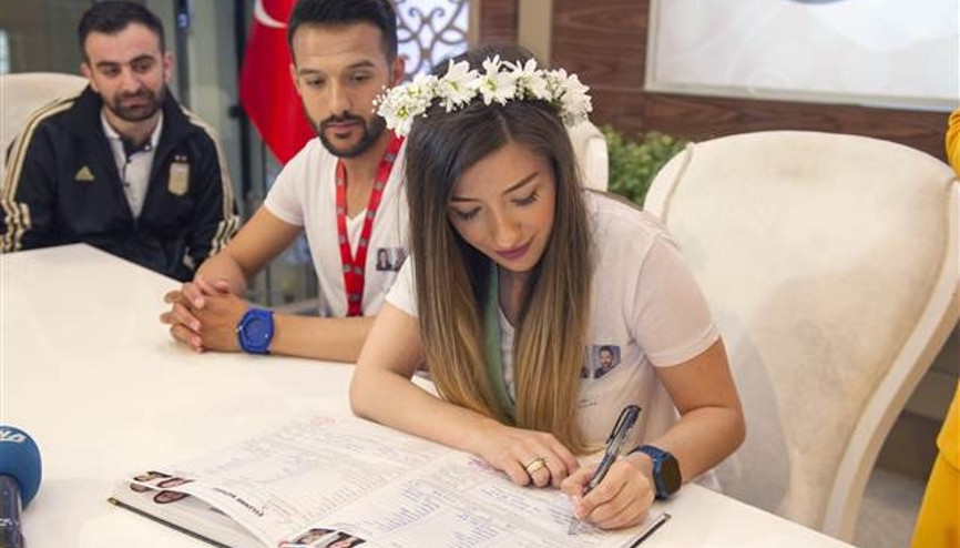 Bir tek baba takım elbise giydi