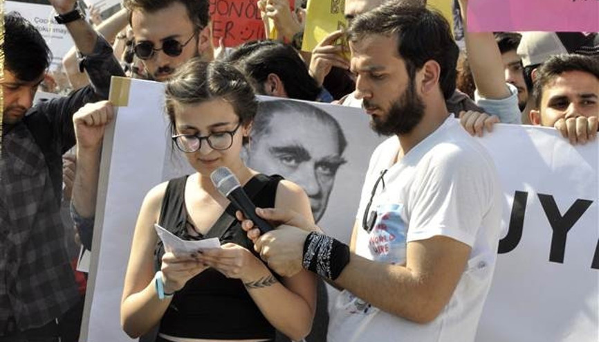 Üniversitede bölünme protestosu