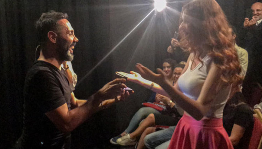 Ünlü oyuncudan sahnede evlenme teklifi