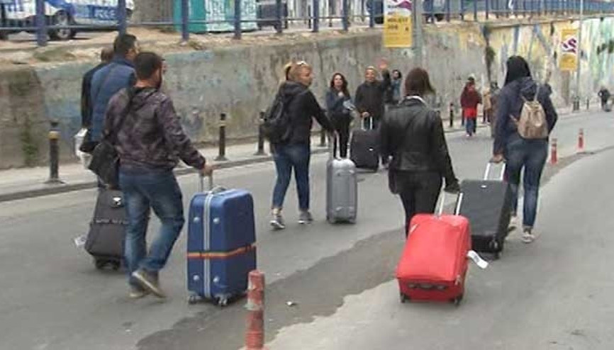 Taksimde yollar kapatıldı, turistler bavullarıyla ilerledi