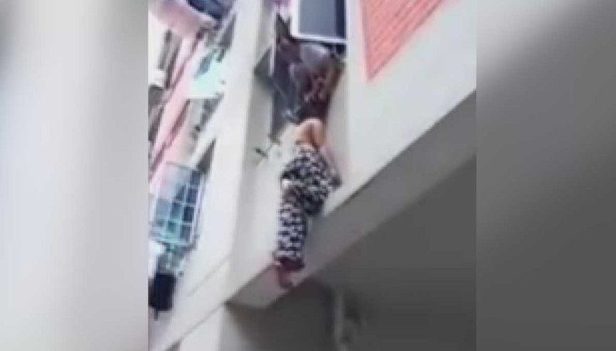 Camdan düşen kadını saçlarından yakaladı