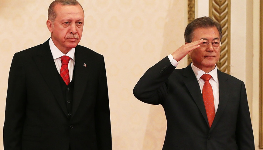 İstiklal Marşı okunurken Güney Kore liderinden asker selamı