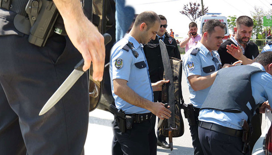 Ümraniyede panik... Silahlar çekildi, kılıçlar bulundu Ümraniyede panik... Silahlar çekildi, kılıçlar bulundu
