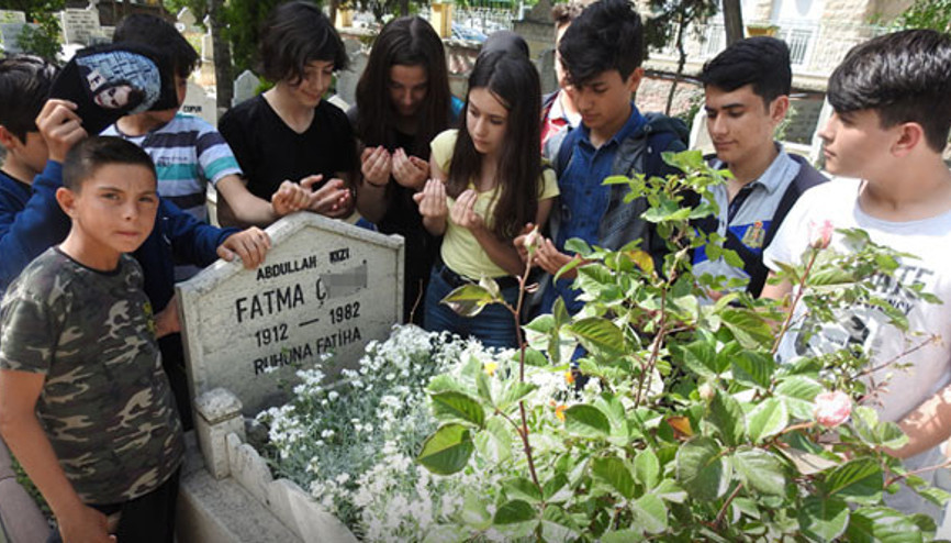 Çorum’da gizemli kızın ağladığı iddia edilen mezara ziyaretçi akını