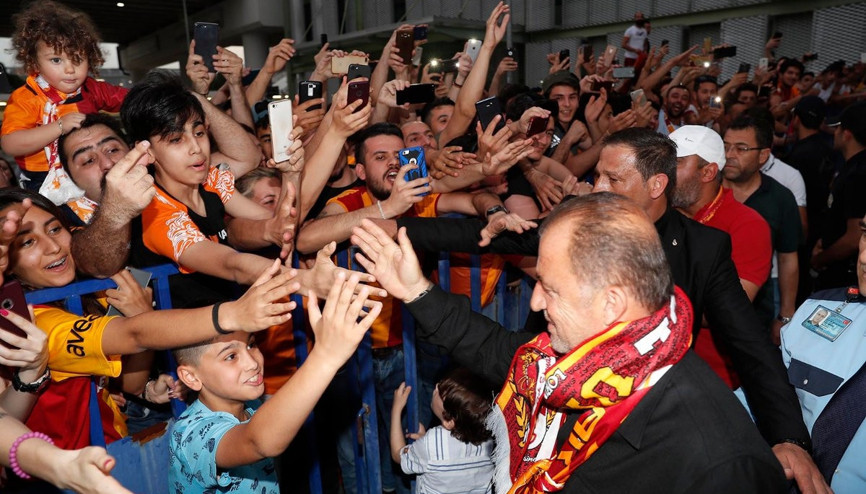 Galatasaray İzmirde coşkuyla karşılandı