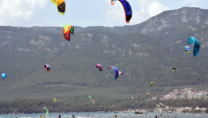 Gökova Körfezinde uçurtma sörfü heyecanı
