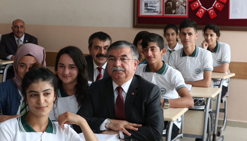 Bakan Yılmaz: Kadrolu ve sözleşmeli öğretmenlerde statü farkı yok Bakan Yılmaz: Kadrolu ve sözleşmeli öğretmenlerde statü farkı yok