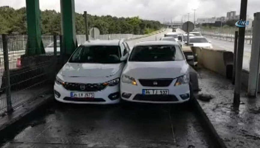 İki araç otoyol gişesine sıkıştı