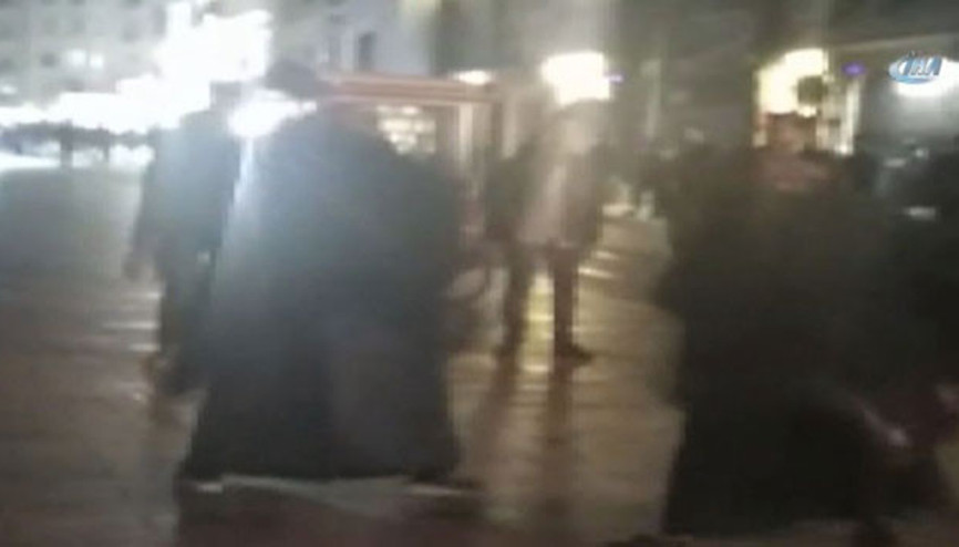 İstiklal Caddesi’nde dilenci kadınlar, “hasılatı” göbek atarak kutladı