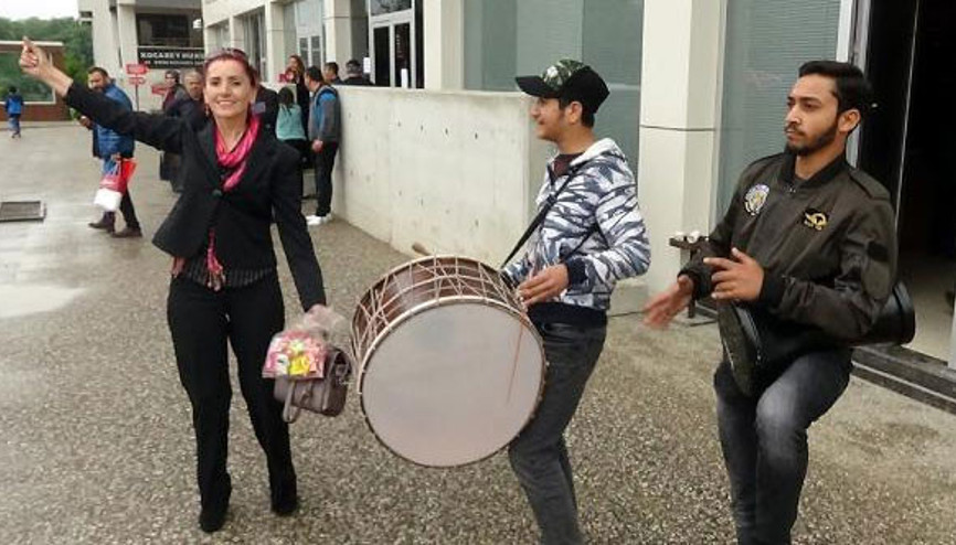 Adliyeden çıkar çıkmaz davul ve darbuka çaldırıp oynadı