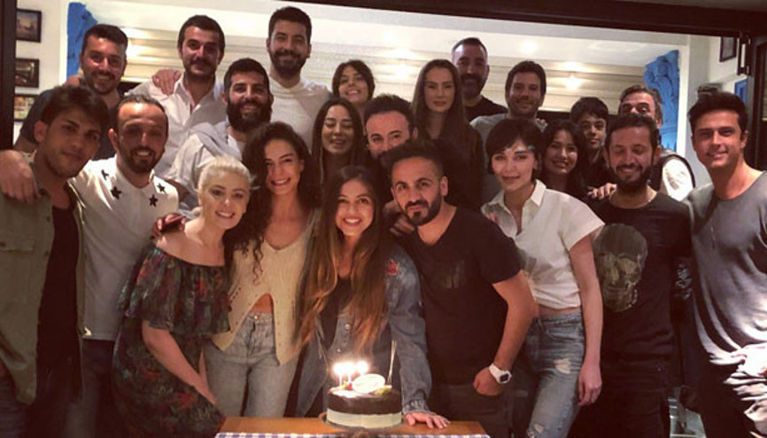 Oyuncu dostlarından doğum günü sürprizi