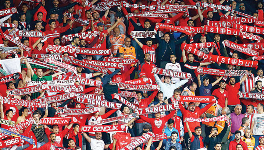 Antalyada İzmir Marşı polemiği